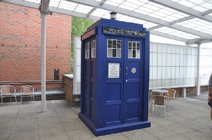 The TARDIS, in front of the BBC Television Center, 2010 | Babbel1996 | https://commons.wikimedia.org/wiki/File:Tardis_BBC_Television_Center.jpg | Licence CC BY 2.5