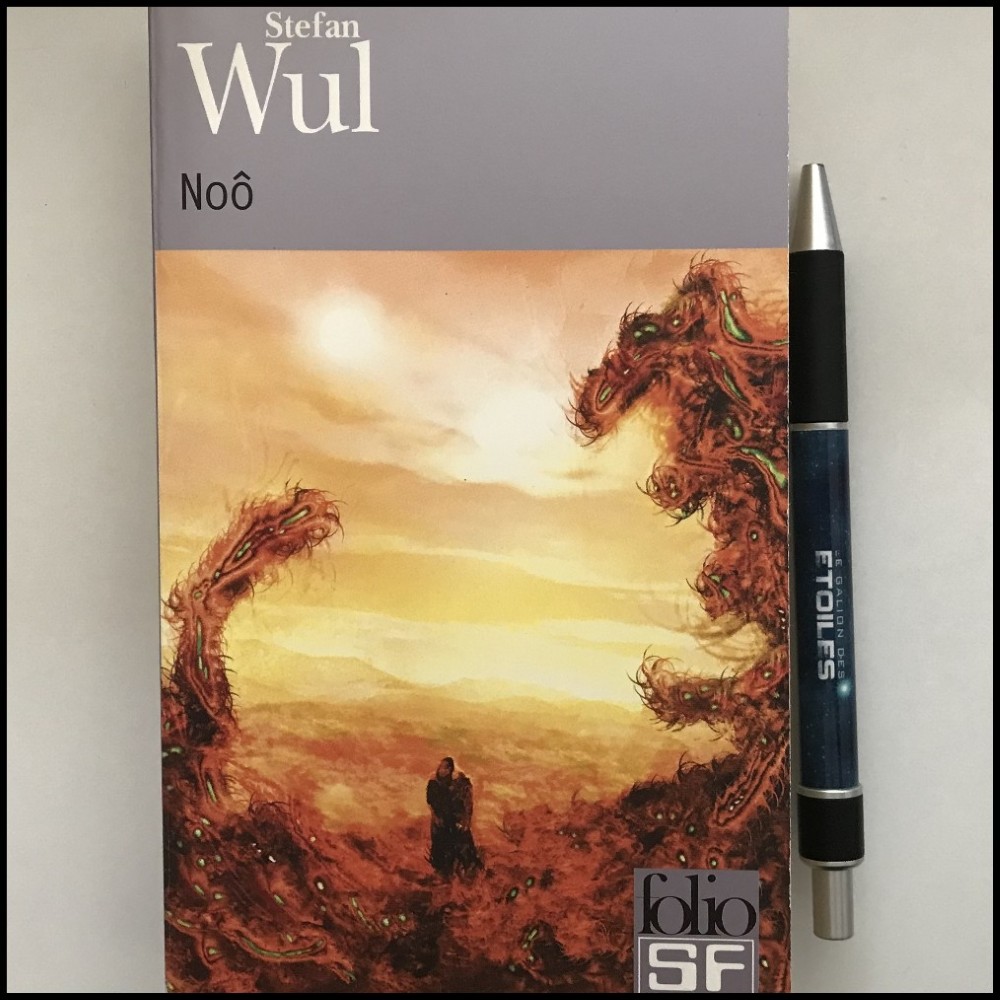 Noô, réédition © 2002 Folio SF | Illustration de couverture © Alain Brion | Photo © Koyolite Tseila, édition privée Noô, réédition © 2002 Folio SF | Illustration de couverture © Alain Brion | Photo © Koyolite Tseila, édition privée