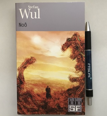 Noô, réédition © 2002 Folio SF | Illustration de couverture © Alain Brion | Photo © Koyolite Tseila, édition privée Noô, réédition © 2002 Folio SF | Illustration de couverture © Alain Brion | Photo © Koyolite Tseila, édition privée
