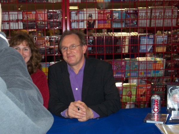 Peter Davison lors d'une convention de fans de Doctor Who | Par Peter_Glyn — Travail personnel, CC BY-SA 3.0, https://commons.wikimedia.org/w/index.php?curid=74976049