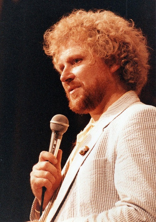 Colin Baker à Whovent en septembre 1986 | By Mark Garland - https://www.flickr.com/photos/9716802@N02/2352706853/, CC BY-SA 2.0, https://commons.wikimedia.org/w/index.php?curid=124642469