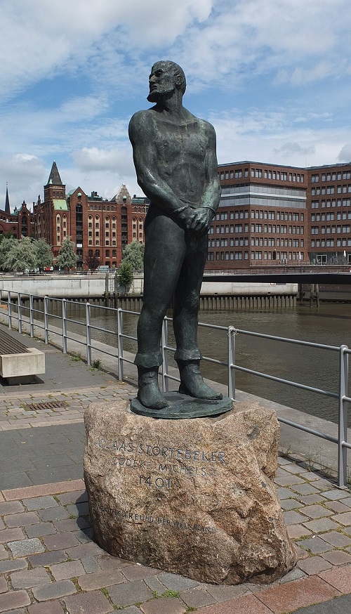Statue de Klaus Störtebeker à Hambourg | Par Palauenc05 — Travail personnel, CC BY-SA 4.0, https://commons.wikimedia.org/w/index.php?curid=91603101