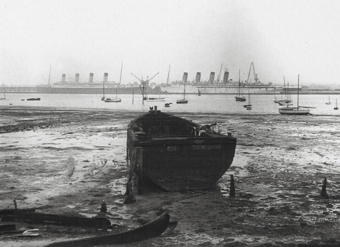 L'Olympic et le Mauretania à Southampton en 1935 dans l'attente de leur démolition | Par MaritimeQuest — http://www.maritimequest.com/liners/mauretania_page_2.htm, Domaine public, https://commons.wikimedia.org/w/index.php?curid=5108976