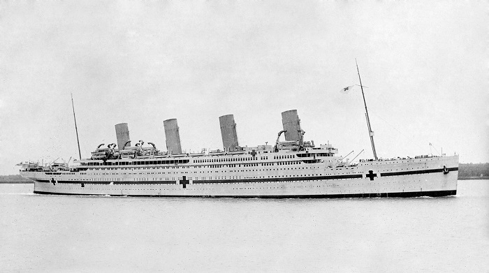 Le Britannic après sa transformation en navire-hôpital | Par Allan C. Green — Maritimequest: Britannic page 5State Library Victoria Catalogue, Domaine public, https://commons.wikimedia.org/w/index.php?curid=9599974