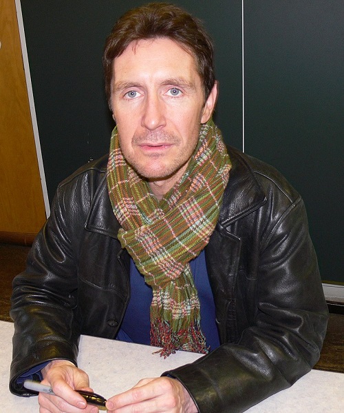Paul McGann en 2007 | Par Tim Drury from Cambridge, Cambridgeshire — Actor Paul Mcgann. Cropped prior to upload., CC BY-SA 3.0, https://commons.wikimedia.org/w/index.php?curid=2564657