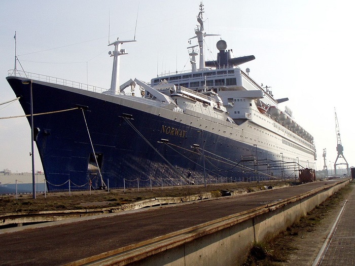 Le Norway désarmé à Bremerhaven en juillet 2004| Par Thorsten Pohl (Thpohl) — Travail personnel, Domaine public, https://commons.wikimedia.org/w/index.php?curid=250753