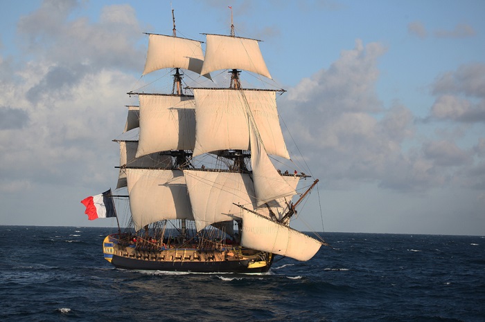 L'Hermione toutes voiles dehors lors de sa première navigation en 2014 | Par Brest.fr from France — L&#039;Hermione toutes voiles dehors, CC BY 2.0, https://commons.wikimedia.org/w/index.php?curid=42465494