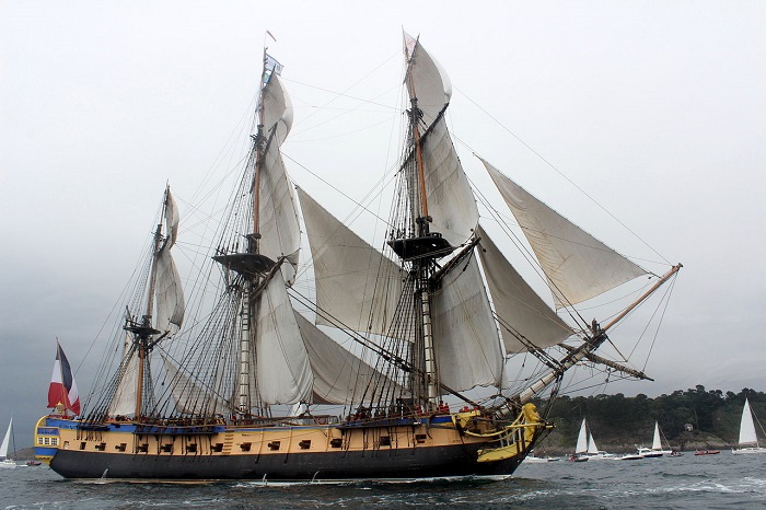 Arrivée de l'Hermione à Brest après sa traversée de l'Atlantique Nord depuis Saint Pierre et Miquelon, accompagnée par les bateaux du patrimoine de la rade | Par Claude PERON — Travail personnel, CC BY-SA 4.0, https://commons.wikimedia.org/w/index.php?curid=42234292