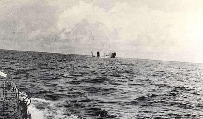 Le Carpathia coule après son torpillage par l'U-55 au large de Land's End | Par Auteur inconnu — pinterest.com, Domaine public, https://commons.wikimedia.org/w/index.php?curid=30545914