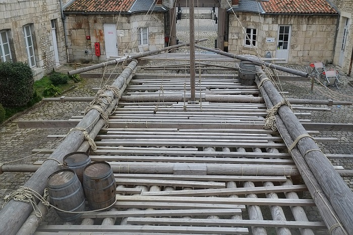 Radeau de la Méduse reconstitué à l'échelle 1 visible dans la cour du musée de la Marine à Rochefort | Par Patrick Despoix — Travail personnel, CC BY-SA 4.0, https://commons.wikimedia.org/w/index.php?curid=39160835