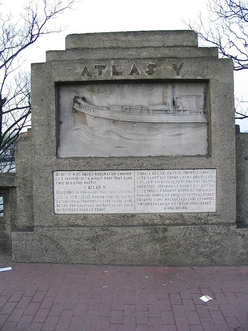 Le mémorial sur le pont Atlas V | Par Christophe Cattelain — photo de l&#039;auteur, Domaine public, https://commons.wikimedia.org/w/index.php?curid=3466806