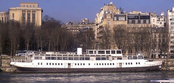 Le Nomadic est longtemps resté sur les bords de Seine, ici devant le palais de Chaillot | Par Photographer and original uploader was Agateller (Anthony Atkielski) at en.wikipedia — Transféré de en.wikipedia à Commons., CC BY-SA 3.0, https://commons.wikimedia.org/w/index.php?curid=1816937