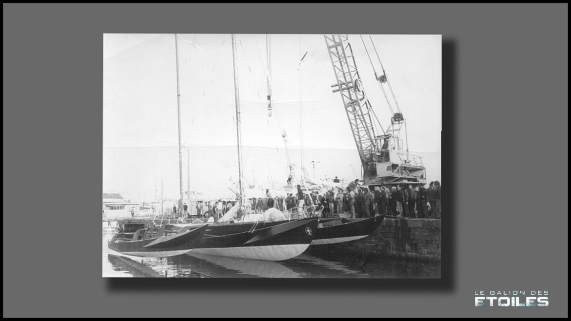 Manureva, ex-Pen Duick IV, quelques jours avant le départ de la première Route du Rhum | Par Gvdmoort — Travail personnel, CC BY-SA 3.0, https://commons.wikimedia.org/w/index.php?curid=8840842