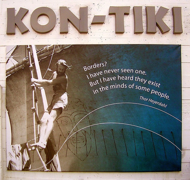 Citation de Thor Heyerdahl affichée à l'extérieur du musée du Kon-Tiki à Oslo