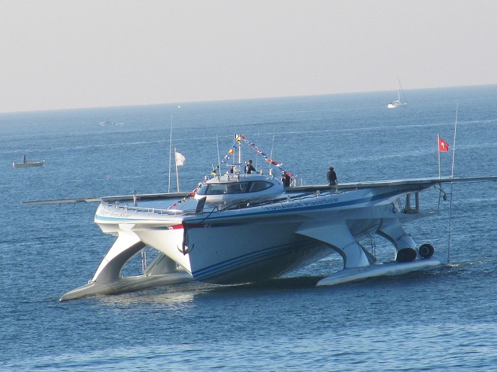 Le PlanetSolar à l'entrée de Lorient en septembre 2013 | Par Chennevieres — Travail personnel, CC BY-SA 4.0, https://commons.wikimedia.org/w/index.php?curid=36767423