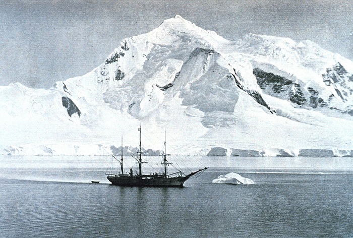 La Belgica à l'ancre au Mont Wilson, Antarctique | Par http://www.photolib.noaa.gov/htmls/corp2838.htm. Originally from "Resultats du Voyage du S. Y. BELGICA en 1897-1898-1899 .... Rapports Scientifiques ... Travaux Hydrographiques et Instructions Nautiques" by G. Lecointe, 1903. P. 110. Plate XI., Domaine public, https://commons.wikimedia.org/w/index.php?curid=33964