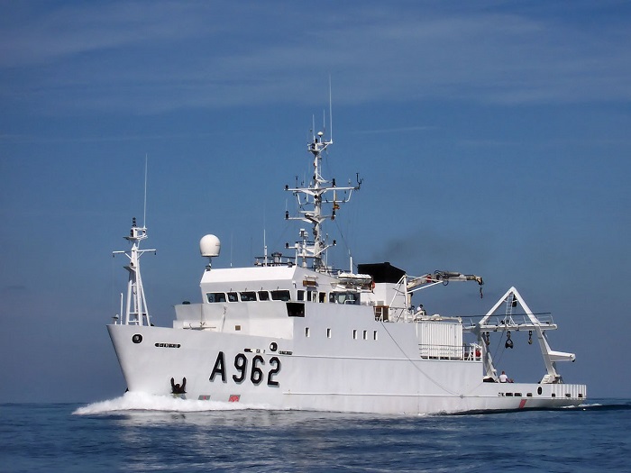 Le A962 Belgica (2003) | Par Hans Hillewaert (Lycaon) — LtCdr Peter Ramboer (Belgian Marine), CC BY-SA 2.5, https://commons.wikimedia.org/w/index.php?curid=1644463