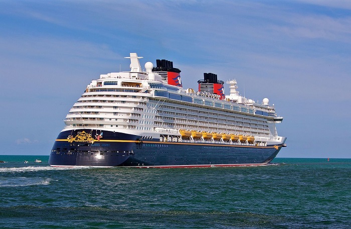 Le Disney Dream en 2016 sortant de Port Canaveral | Par ajmexico from Melbourne, USA — Disney Dream IMG_4125, CC BY 2.0, https://commons.wikimedia.org/w/index.php?curid=51340734