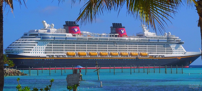 Le Disney Fantasy à Castaway Cay en 2015 | Par Chad Sparkes from Kissimmee,Florida, United States — Disney Fantasy at Castaway Cay, CC BY 2.0, https://commons.wikimedia.org/w/index.php?curid=59002190