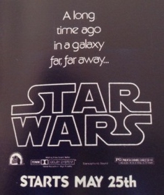 Cette affiche conçue pour les petits panneaux n'est visible que dans les villes où Star Wars est projeté en 70mm. C'est aussi la seule affiche du film portant la date du 25 mai. | Générations Star Wars, photo édition privée