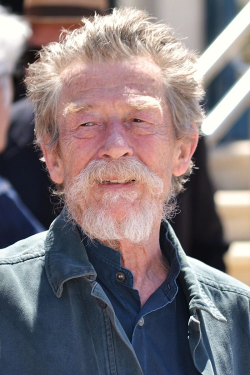 John Hurt (War Doctor) au Festival de Cannes en 2013 | By Olivier Strecker, CC BY-SA 3.0, https://commons.wikimedia.org/w/index.php?curid=26489264