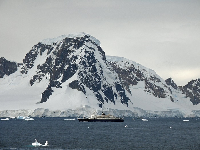 Le Lyubov Orlova dans le détroit de Gerlache, Péninsule antarctique, 2010 | Par BluesyPete — Travail personnel, CC BY-SA 3.0, https://commons.wikimedia.org/w/index.php?curid=64866955