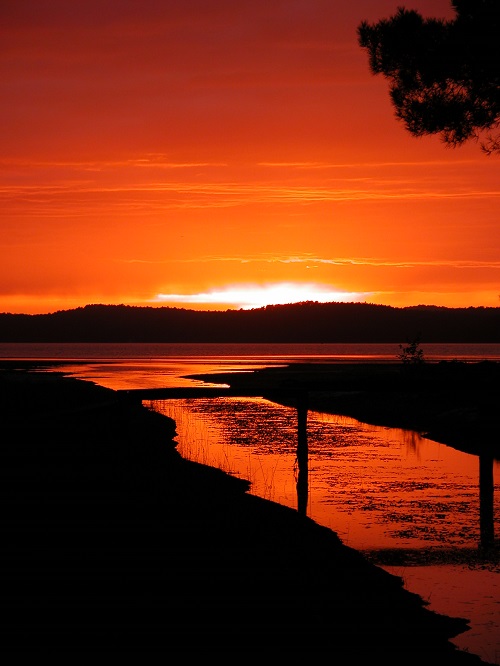 Chenal dans le lac d'Hourtin au coucher du soleil | Photo @ Jean-Michel Archaimbault, pour illustrer le lieu en rapport avec la première et la dernière nouvelle du recueil