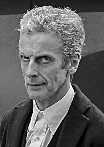 Peter Capaldi en 2014 sur le tournage de la saison 8 de Doctor Who | Par s s — https://www.flickr.com/photos/sandbagv/14543647632/, CC BY-SA 2.0, https://commons.wikimedia.org/w/index.php?curid=38973030