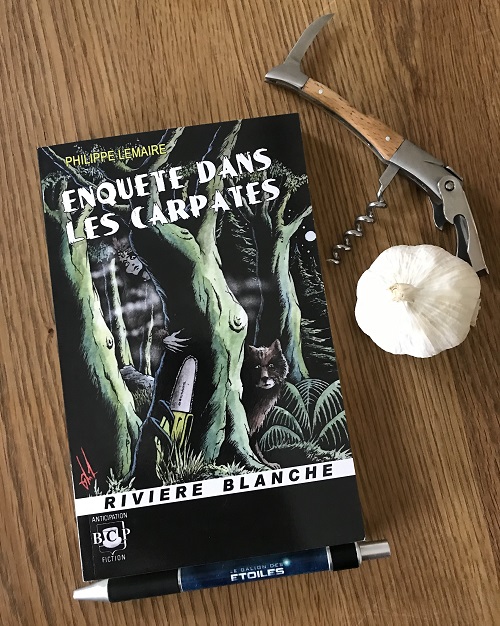 Enquête dans les Carpates @ 2023 Rivière Blanche | Illustration de couverture @ Philippe Lemaire | Photo @ Koyolite Tseila, édition privée Enquête dans les Carpates @ 2023 Rivière Blanche | Illustration de couverture @ Philippe Lemaire | Photo @ Koyolite Tseila, édition privée