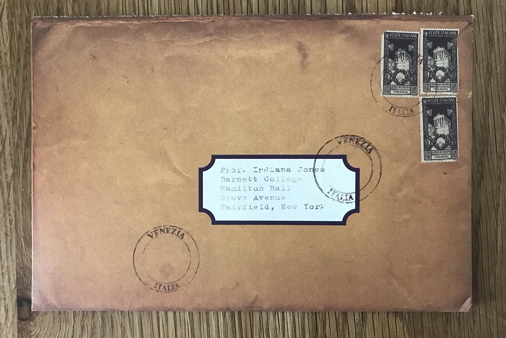 L'enveloppe adressée au Professeur Jones | Photo @ 2023 Koyolite Tseila, collection privée