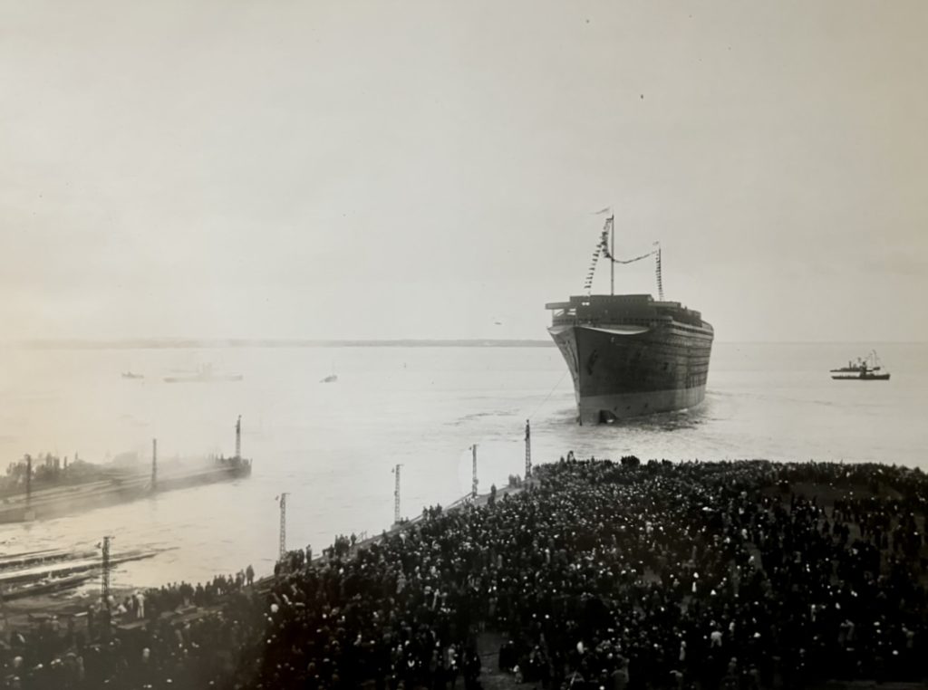 Octobre 1932, le Normandie est dans son élément | Illustration : Croisières et paquebots (merci !) https://croisieresetpaquebots.com/