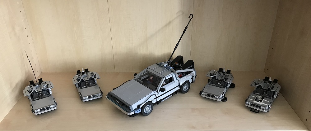 Les 4 DeLorean Welly aux côtés de ma DeLorean Lego | Photo @ 2023 Koyolite Tseila, collection privée
