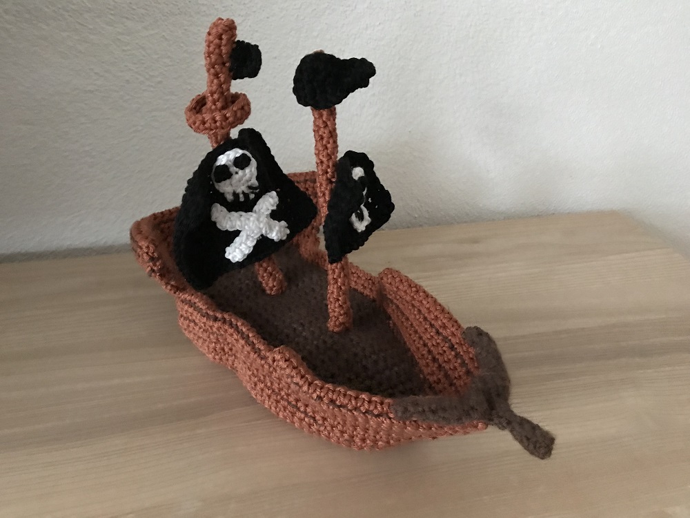 Le Galion des Etoiles en crochet réalisé par Dominique Lémuri | Photo @ 2023 Koyolite Tseila Le Galion des Etoiles en crochet réalisé par Dominique Lémuri | Photo @ 2023 Koyolite Tseila