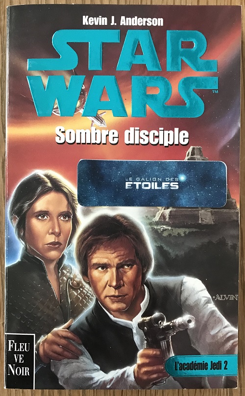 Sombre Disciple, réédition @ 1999 Fleuve Noir | Photo @ Koyolite Tseila, édition privée Sombre Disciple, réédition @ 1999 Fleuve Noir | Photo @ Koyolite Tseila, édition privée