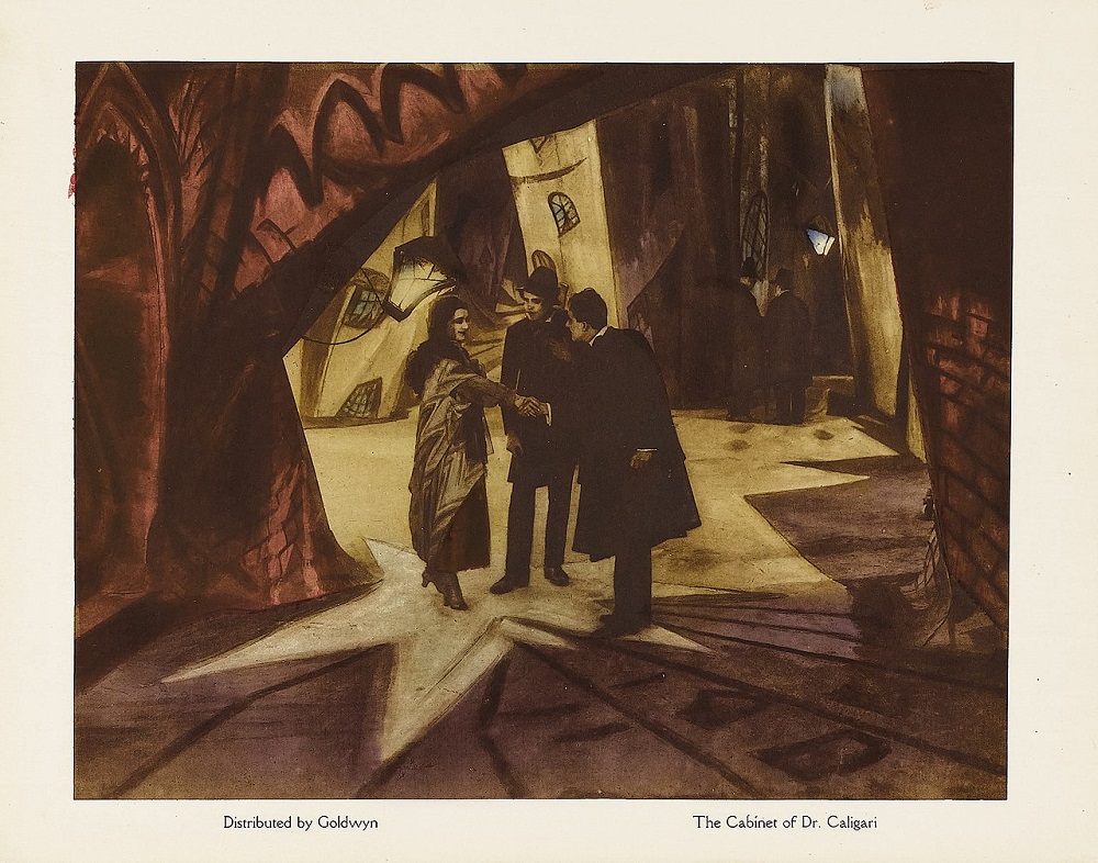 Lobby card représentant Jane, Franz et Alan discuter ensemble | Par Goldwyn — HA, Domaine public, https://commons.wikimedia.org/w/index.php?curid=48344279