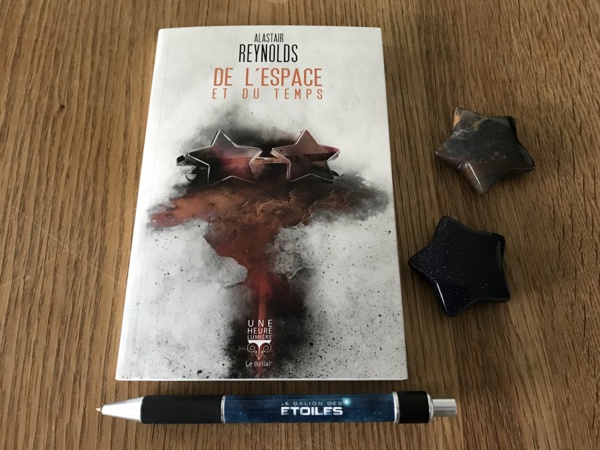 De l'espace et du temps @ 2024 Le Bélial' | Illustration de couverture @ Aurélien Police | Photo @ Koyolite Tseila, édition privée De l'espace et du temps @ 2024 Le Bélial' | Illustration de couverture @ Aurélien Police | Photo @ Koyolite Tseila, édition privée