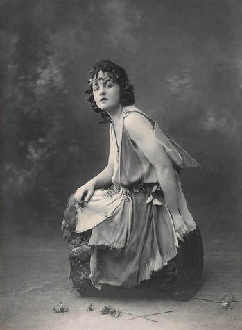 Pamela L. Travers en 1924 | Par Adam Cuerden — State Library of New South Wales, PX*D 334, Domaine public, https://commons.wikimedia.org/w/index.php?curid=151243915