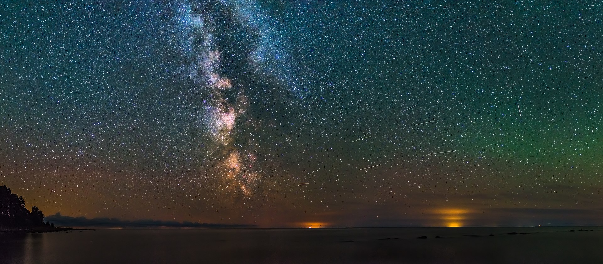 La Voie Lactée depuis la côte ouest de l'Estonie | Photo @ Kristian Pikner — Travail personnel, CC BY-SA 4.0, https://commons.wikimedia.org/w/index.php?curid=63391451 La Voie Lactée depuis la côte ouest de l'Estonie | Photo @ Kristian Pikner — Travail personnel, CC BY-SA 4.0, https://commons.wikimedia.org/w/index.php?curid=63391451