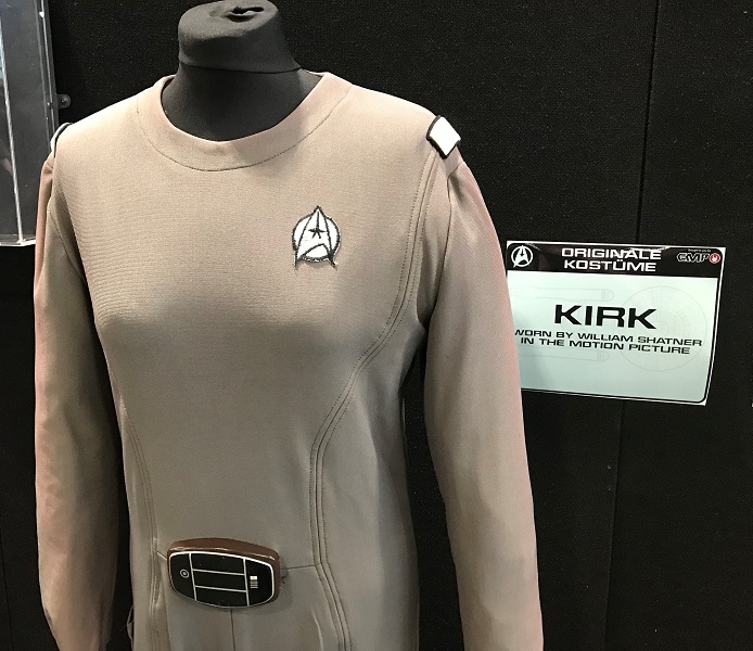 Copyright @ 2018 Koyolite Tseila | Destination Star Trek Germany, costume original du capitaine Kirk porté par William Shatner dans Star Trek The Motion Picture, photo personnelle Copyright @ 2018 Koyolite Tseila | Destination Star Trek Germany, costume original du capitaine Kirk porté par William Shatner dans Star Trek The Motion Picture, photo personnelle