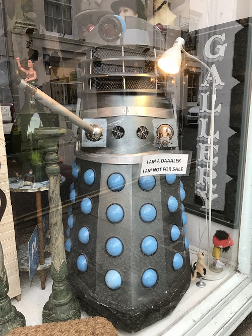 Copyright @ 2018 Koyolite Tseila | Un Dalek dans une vitrine à Penzance en Cornouailles, photo personnelle