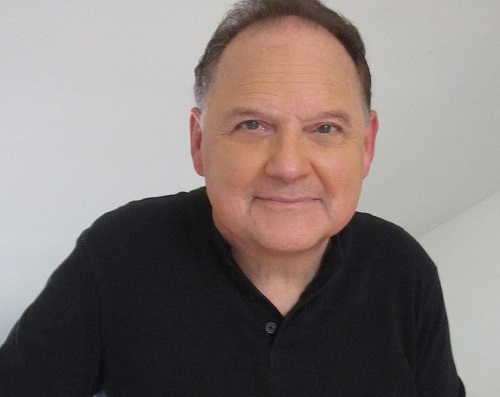 L'acteur Stephen Furst (1954-2017) incarne le personnage de Vir Cotto dans Babylon5 | By Lois Benton - Stephen Furst, July, 2014, Moorpark, CA, CC BY-SA 3.0, https://commons.wikimedia.org/w/index.php?curid=41194803