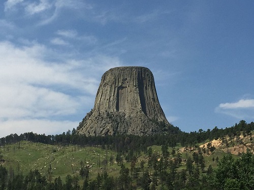 La montagne Devils Tower, lieu de l'action finale du film | Par U.S. Geological Survey from Reston, VA, USA — &quot;This means something. This is important&quot;, Domaine public, https://commons.wikimedia.org/w/index.php?curid=42055401