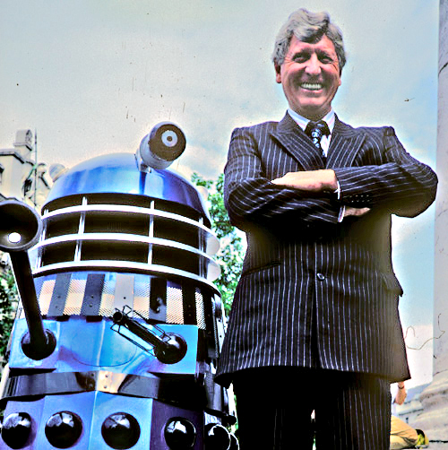 Tom Baker et un Dalek à Trafalgar Square, 1991 | By User:Simonharries, CC BY 3.0, https://commons.wikimedia.org/w/index.php?curid=36729381