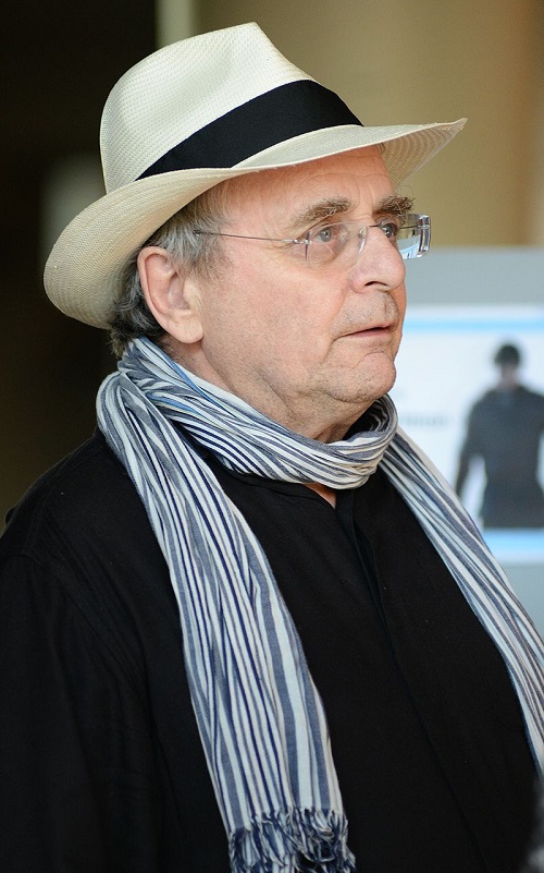 Sylvester McCoy en 2014 | By Patrick Subotkiewiez - https://www.flickr.com/photos/28781447@N04/13818804395/, CC BY 2.0, https://commons.wikimedia.org/w/index.php?curid=32149528