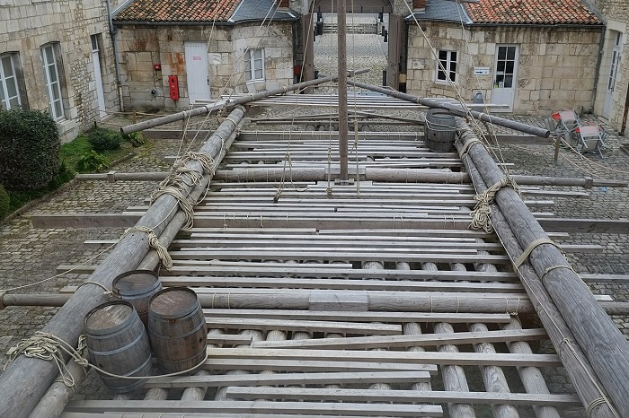 Radeau de la Méduse reconstitué à l'échelle 1 visible dans la cour du musée de la Marine à Rochefort