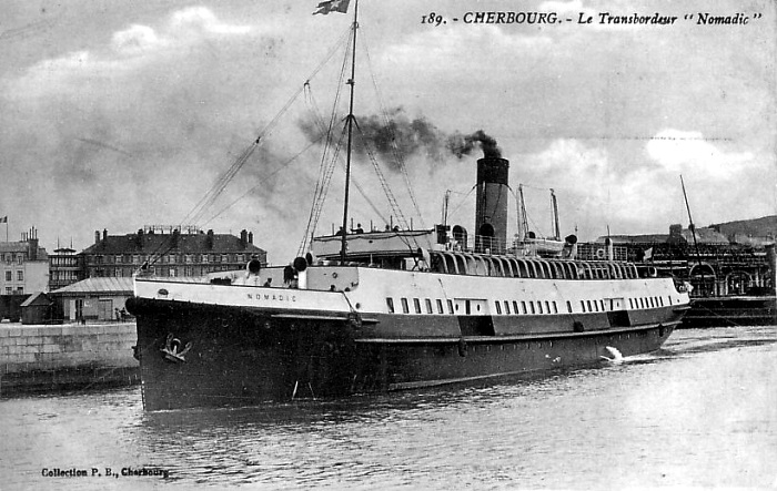 Le Nomadic dans le port de Cherbourg | Par Auteur inconnu — Le Site du Titanic, Domaine public, https://commons.wikimedia.org/w/index.php?curid=8273458