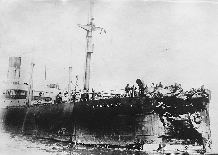 SS Storstad après la collision | Par Jenniferjcsmith — Numérisation de l’exemplaire original, Domaine public, https://commons.wikimedia.org/w/index.php?curid=60741640