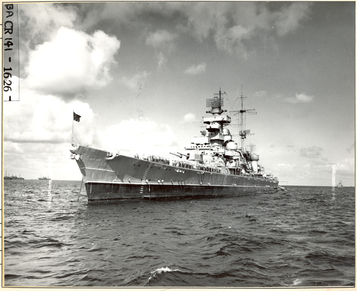 Le Prinz Eugen à l'ancre lors de l'Operation Crossroads, Bikini, 14 juin 1946 | Par Auteur inconnu ou non renseigné — U.S. National Archives and Records Administration, Domaine public, https://commons.wikimedia.org/w/index.php?curid=34719768