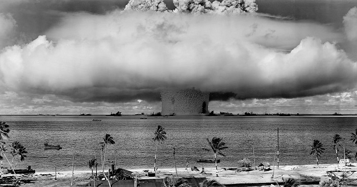Photo du champignon nucléaire causé par l'explosion Baker (25 juillet 1946) sur l'atoll de Bikini | Par Original : United States Department of Defense (either the U.S. Army or the U.S. Navy)Travail dérivé : Victorrocha (talk) — Operation_Crossroads_Baker_(wide).jpg, Domaine public, https://commons.wikimedia.org/w/index.php?curid=6931019
