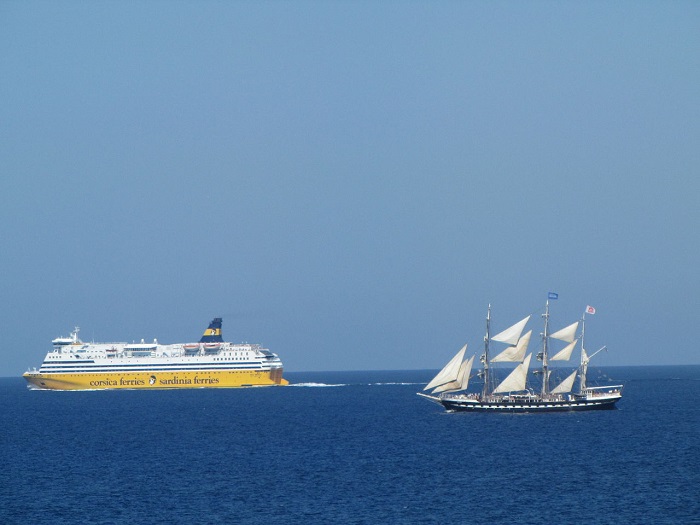 Le Belem dans le sillage du Mega Smeralda au large de l'Ile Rousse en Corse en 2011 | Par Jickye — Travail personnel, CC BY-SA 3.0, https://commons.wikimedia.org/w/index.php?curid=16431458